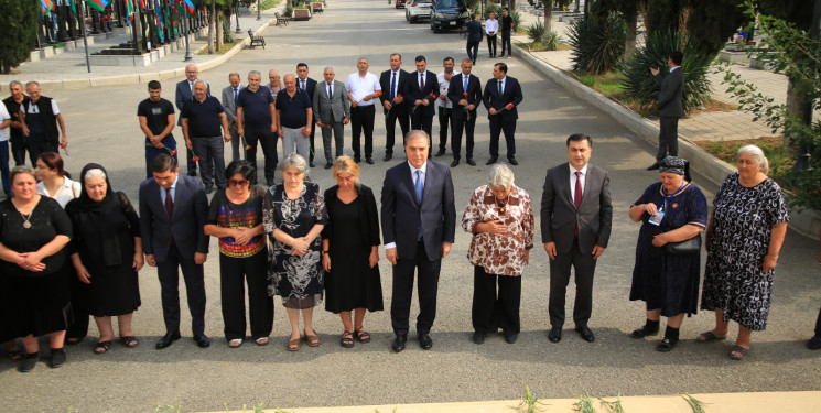 Niyazi Bayramov şəhid ailələri ilə görüşüb