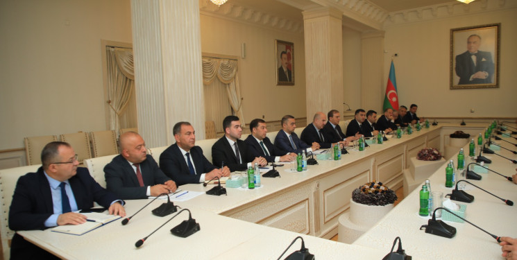 Niyazi Bayramov şəhid ailələrinin müraciətlərini dinləyib