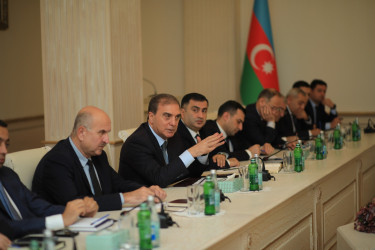 Niyazi Bayramov şəhid ailələrinin müraciətlərini dinləyib