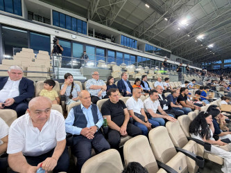 Niyazi Bayramov şəhid övladları ilə birgə “Kəpəz” – “Turan-Tovuz” oyununu izləyib
