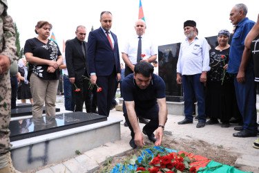 Niyazi Bayramov Laçın rayonunda itkin düşərək həlak olan hərbçinin dəfn mərasimində iştirak edib