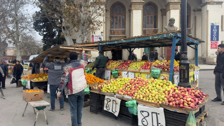 Gəncədə qanunsuz küçə ticarətinə qarşı aparılan reydlər bu gün də davam edib