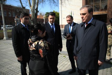 Niyazi Bayramov asudə vaxtında şəhər sakinləri ilə görüşüb