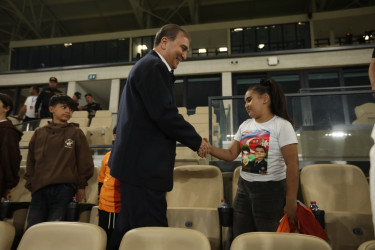 Niyazi Bayramov şəhid övladları ilə birgə “Kəpəz” PFK-nın növbəti oyununu izləyib