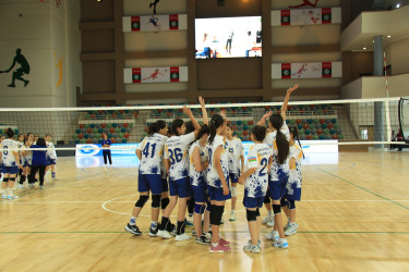 Niyazi Bayramov asudə vaxtında yeniyetmə voleybolçuların məşqini izləyib