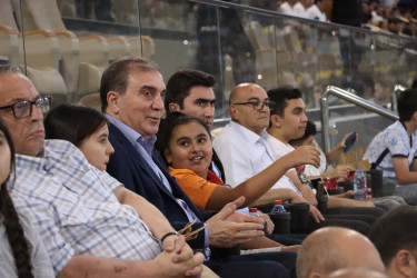 Niyazi Bayramov şəhid övladları ilə birgə “Kəpəz” – “Turan-Tovuz” oyununu izləyib
