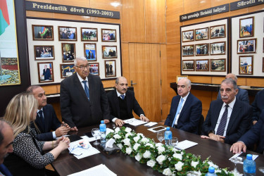 Gəncədə Prezident İlham Əliyevin ABŞ və Çin Xalq Respublikasına işgüzar səfərlərinin əhəmiyyətinə həsr olunan dəyirmi masa keçirilib