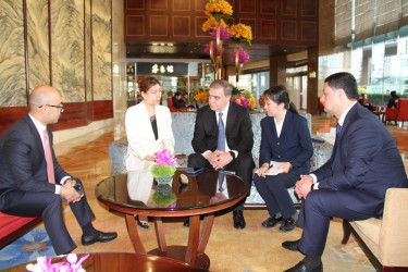 Niyazi Bayramovun rəhbərlik etdiyi nümayəndə heyəti Çindaoda Azərbaycan Ticarət Evinin rəhbərliyi ilə görüşüb