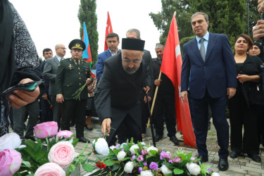 Niyazi Bayramov şəhid Erkin Hüseynovun il mərasimində iştirak edib