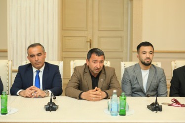 Niyazi Bayramov beynəlxalq yarışlarda fərqlənən idmançılarla görüşüb
