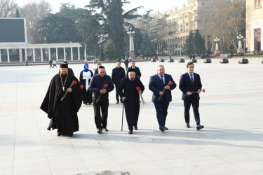 Gəncədə Ulu Öndər Heydər Əliyevin anım günü dərin ehtiramla yad edilib