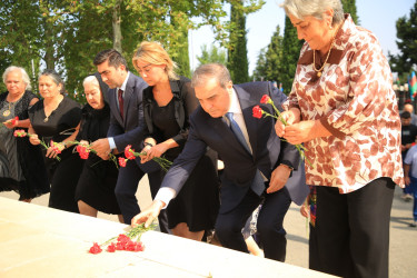 Niyazi Bayramov şəhid ailələri ilə görüşüb