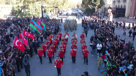 Gəncədə 8 Noyabr – Zəfər Günü münasibətilə hərbi yürüş keçirilib