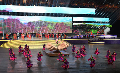 İlham Əliyev və birinci xanım Mehriban Əliyeva Gəncədə keçirilən III MDB Oyunlarının təntənəli açılış mərasimini izləyiblər