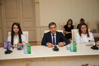 Niyazi Bayramov ali məktəblərə qəbul imtahanlarında yüksək nəticə göstərən Gəncə şəhər məktəblərinin məzunları ilə görüşüb