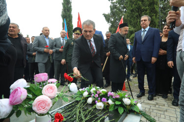 Niyazi Bayramov şəhid Erkin Hüseynovun il mərasimində iştirak edib