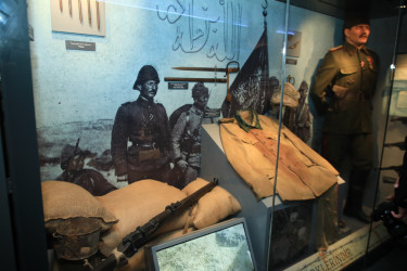 Niyazi Bayramov Çanaqqala Döyüşləri Mobil Muzeyini ziyarət edib