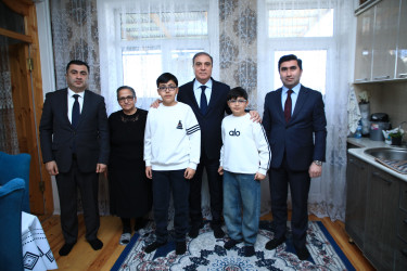 Niyazi Bayramov Aprel döyüşlərində həlak olan şəhidlərin ailələrini ziyarət edib