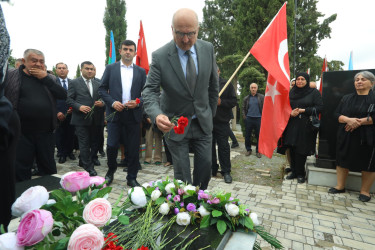 Niyazi Bayramov şəhid Erkin Hüseynovun il mərasimində iştirak edib