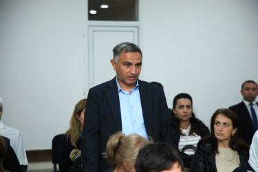 Niyazi Bayramov 26 nömrəli məktəb-lisey kompleksində sakinlərlə görüşüb