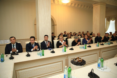 Niyazi Bayramov təqaüdə çıxan şəxsləri təltif edib