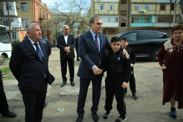 Niyazi Bayramov Gəncədə güclü külək nəticəsində zərər görmüş binalara baxış keçirib və müvafiq tapşırıqlar verib