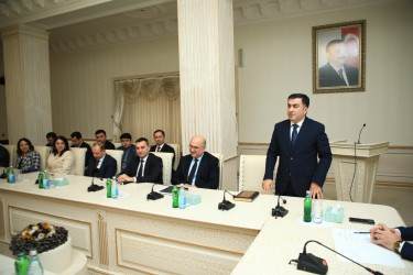 Niyazi Bayramov təqaüdə çıxan şəxsləri təltif edib