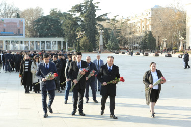 Gəncədə Ulu Öndər Heydər Əliyevin anım günü dərin ehtiramla yad edilib