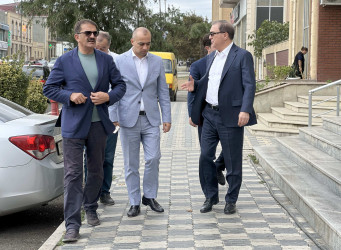 Niyazi Bayramov Gəncədə aparılan təmir-tikinti işlərinin gedişatı ilə yerində maraqlanıb