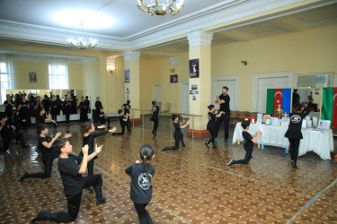 Niyazi Bayramov “Xəmsə” Uşaq Rəqs Ansamblı ilə görüşüb