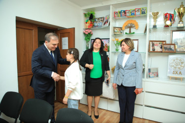 Niyazi Bayramov uşaq evinin sakinini ad günü münasibətilə təbrik edib