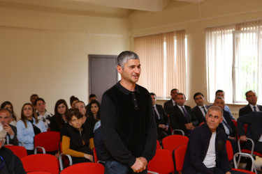Niyazi Bayramov 14 nömrəli tam orta məktəbdə vətəndaşlarla görüşüb