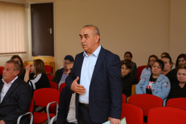 Niyazi Bayramov 14 nömrəli tam orta məktəbdə vətəndaşlarla görüşüb