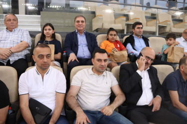 Niyazi Bayramov şəhid övladları ilə birgə “Kəpəz” – “Turan-Tovuz” oyununu izləyib