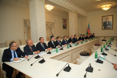 Niyazi Bayramov şəhid ailələrinin müraciətlərini dinləyib
