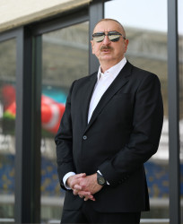 Prezident İlham Əliyev və birinci xanım Mehriban Əliyeva Gəncə şəhər stadionunda tikinti işlərinin gedişi ilə tanış olublar